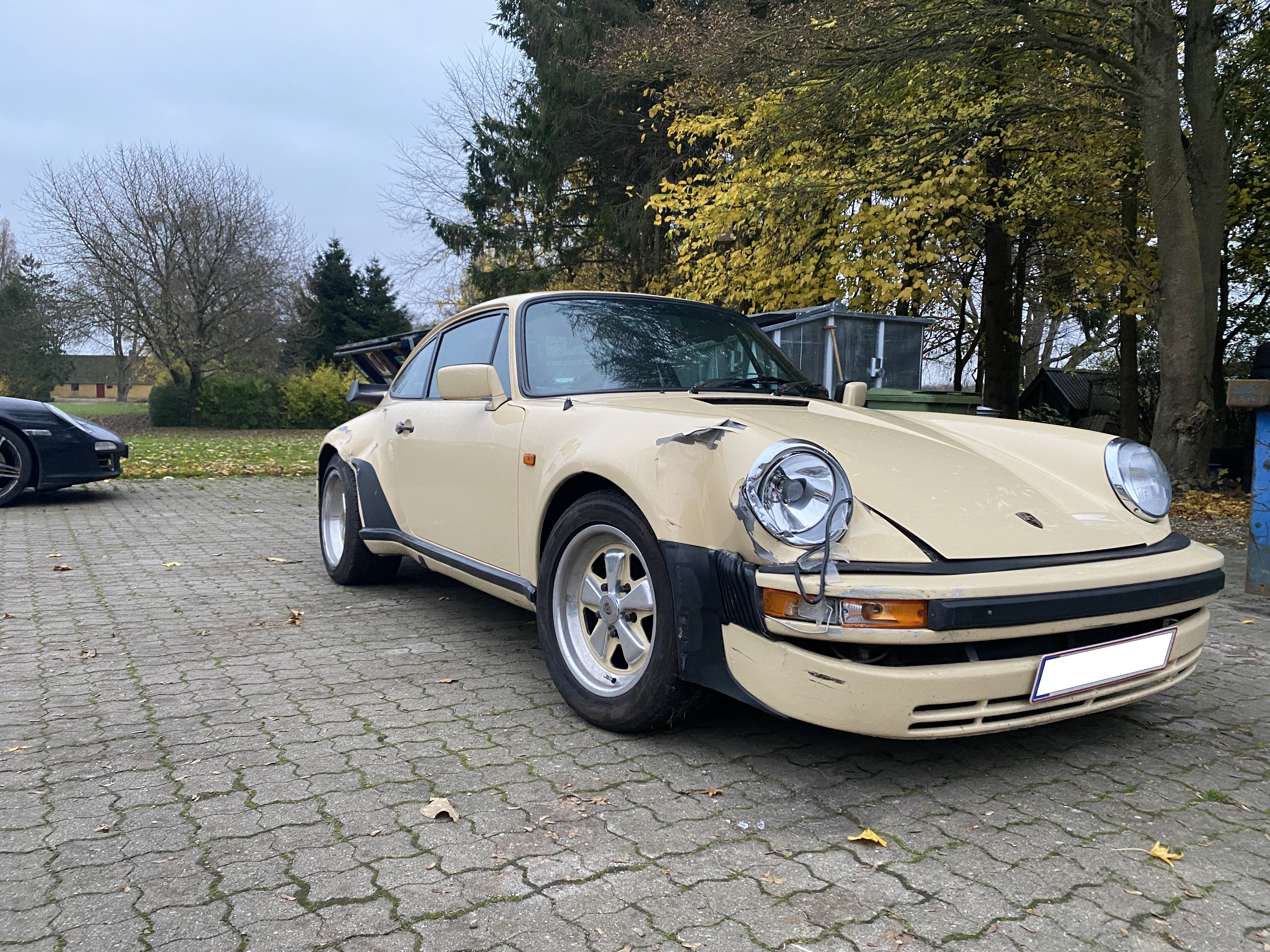Porsche 911 Carrera - ikonisk rød sportsvogn fra siden